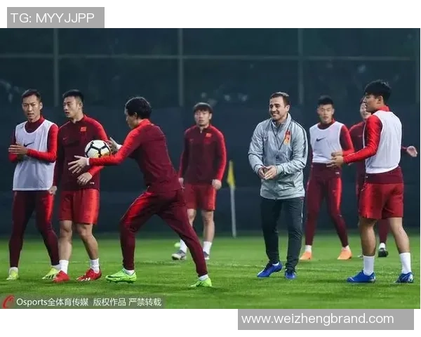 《天下足球专访系列揭示球星背后的真实故事与成长历程》 《天下足球专访系列揭示球星背后的真实故事与成长历程》