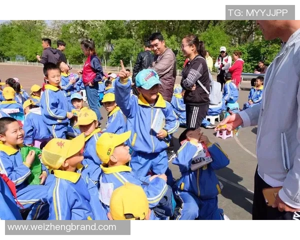 球星携子踏上足球场温馨亲子时光 展现运动魅力与家庭情感纽带 球星携子踏上足球场温馨亲子时光 展现运动魅力与家庭情感纽带